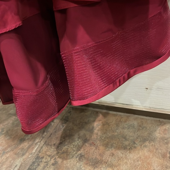 NWT La Femme size 4 red satin v-neck formal gown - Picture 7 of 12